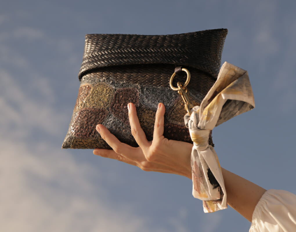 sobre artesanal siendo levantado por una modelo