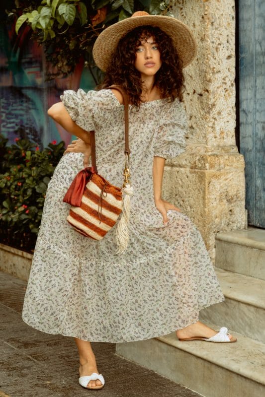 imagen de modelo con una mochila intervenida por Claudia Akel