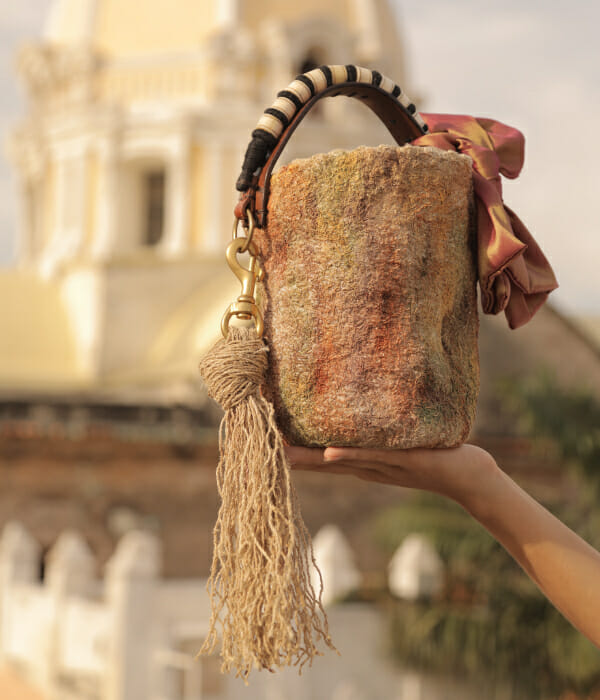 bolso hecho a mano por claudia akel