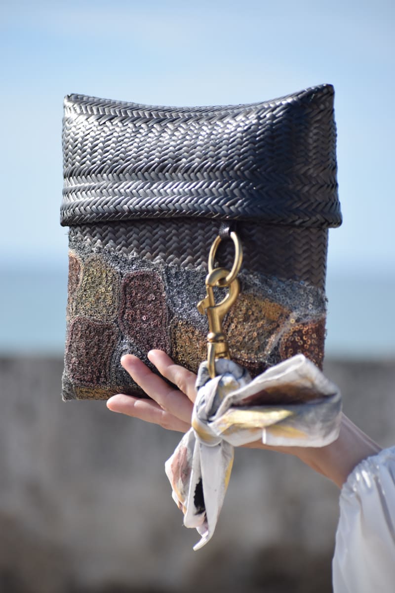 invidiuo alzando un sobre guaviare en el centro de cartagena colombia