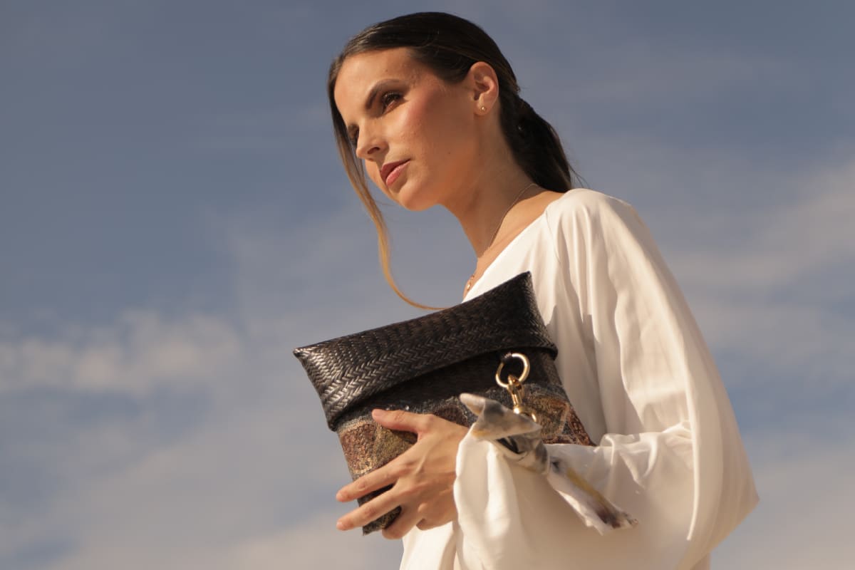 Modelo usando una cartera Guaviare tejida