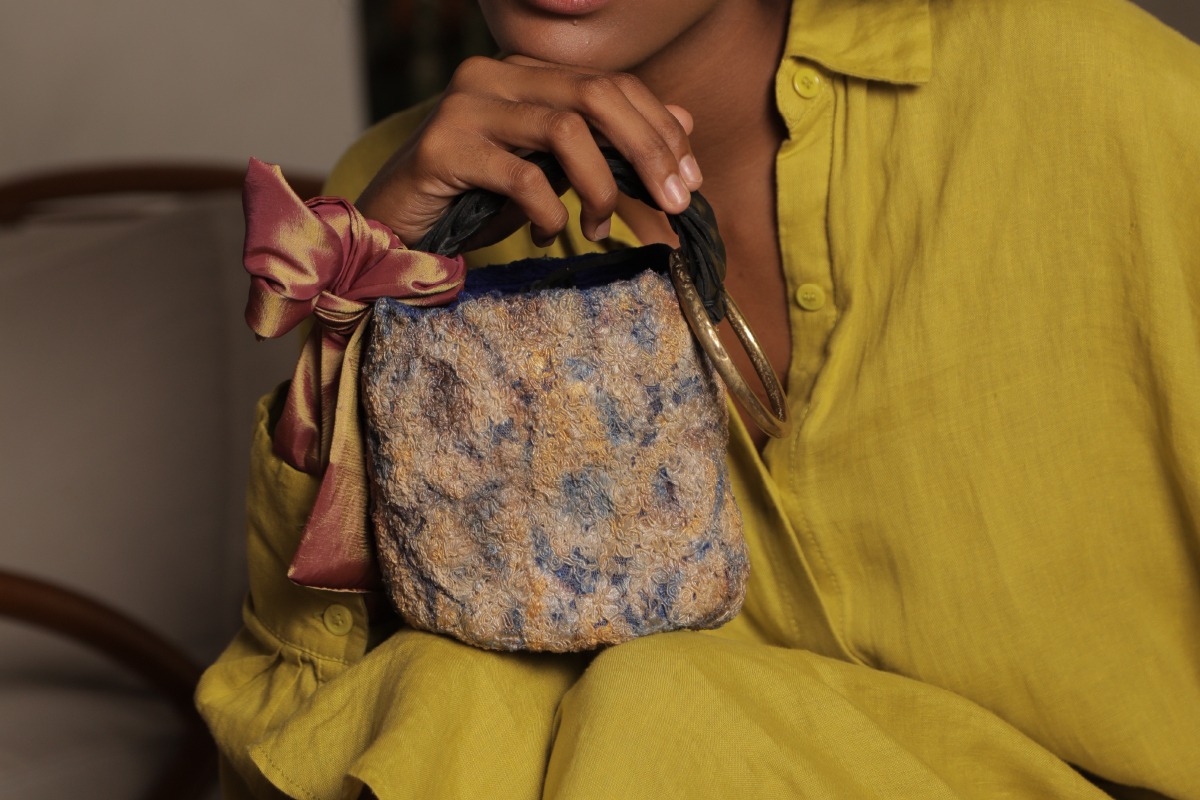 Modelo luciendo mochila