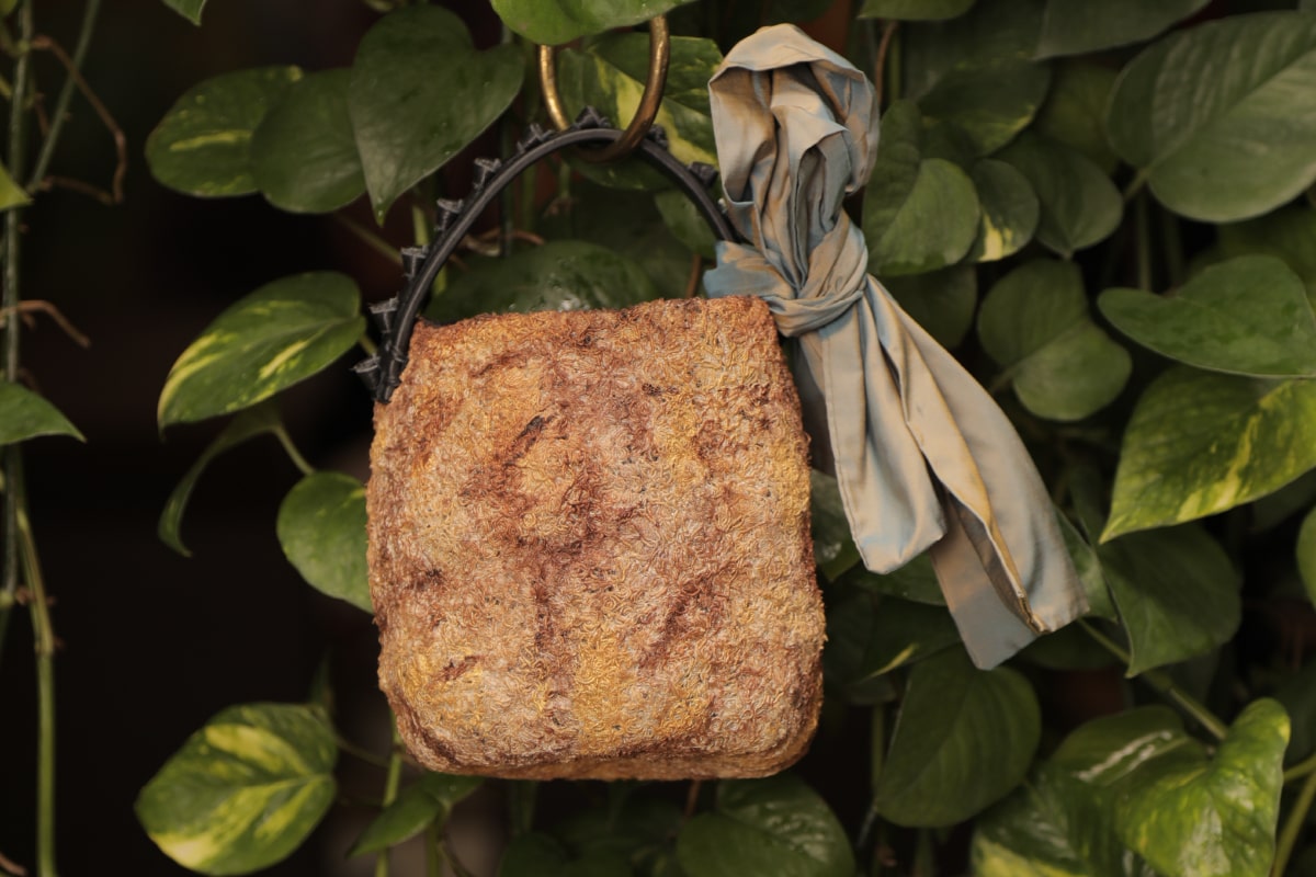 Mochila tejida a mano en co creación de Claudia Akel