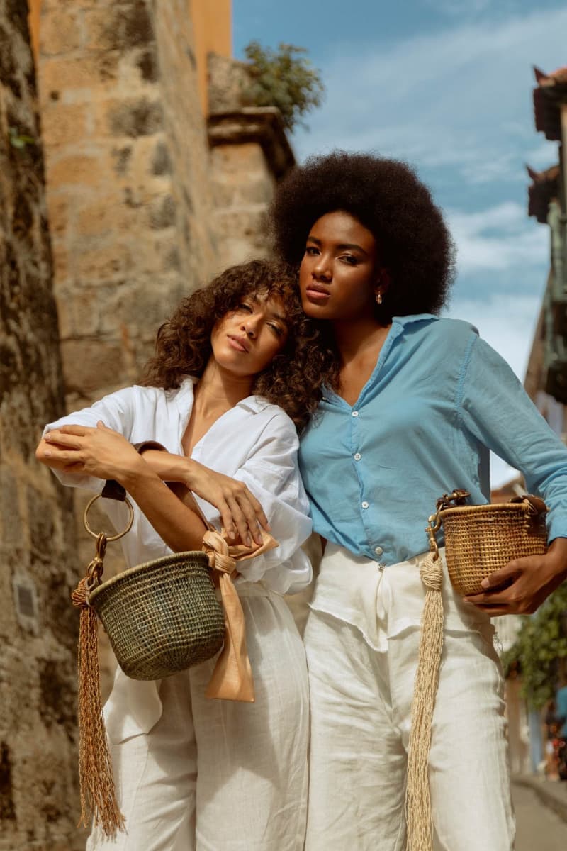 Poses con canastos Claudia Akel los cuales están llenos de tradición y elegancia