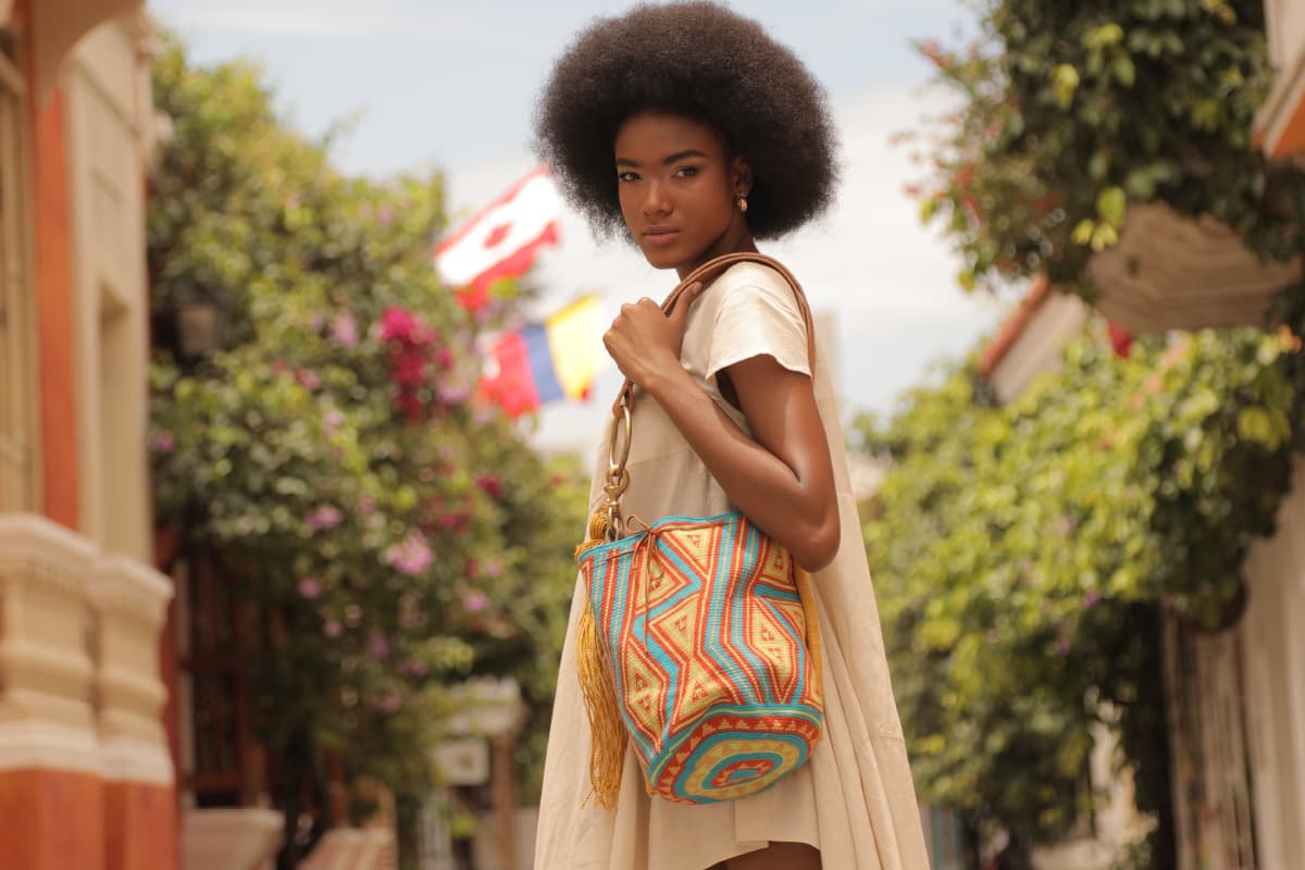 Modelo con mochila wayuu en calle de Cartagena