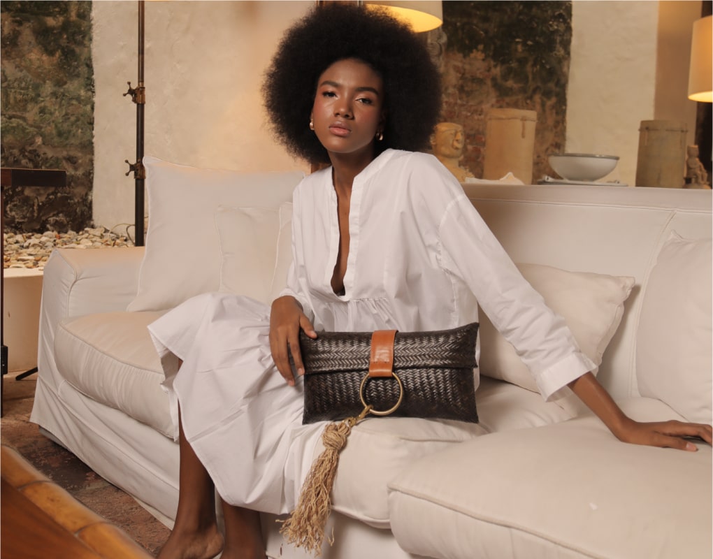 Modelo luce elegante con sobre Claudia Akel