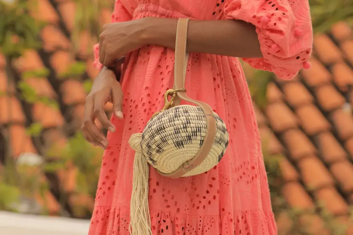 Modelo luciendo canasto Claudia Akel