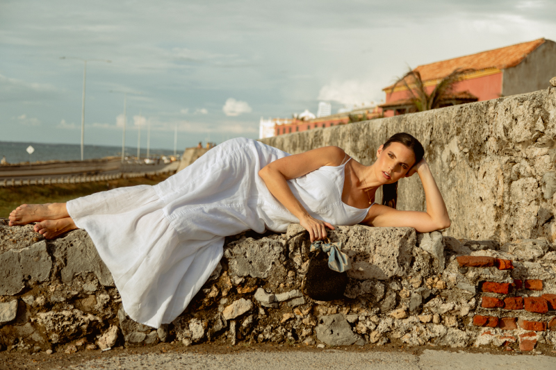 MODELO CON MOCHILA CLAUDIA AKEL EN MURALLAS DE CARTAGENA