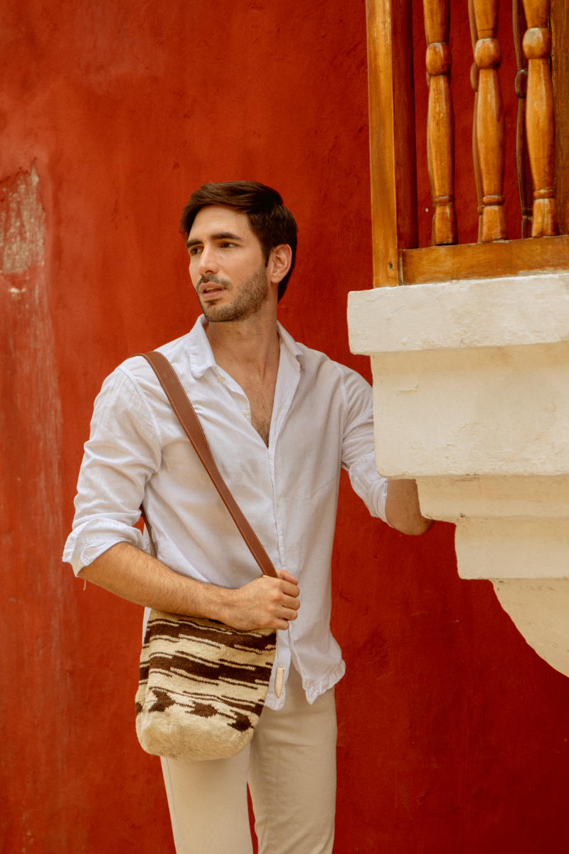 MODELO CON MOCHILA EN CARTAGENA