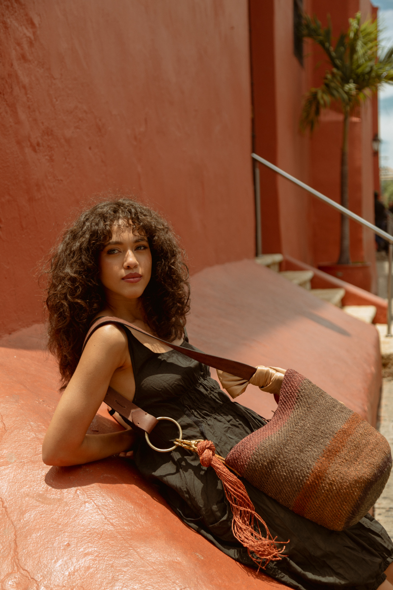 MODELO POSANDO CON MOCHILA CLAUDIA AKEL