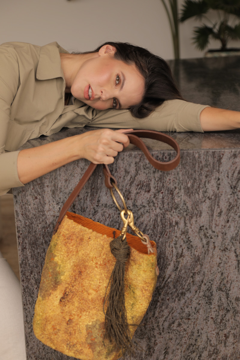 mochila Claudia Akel en entorno