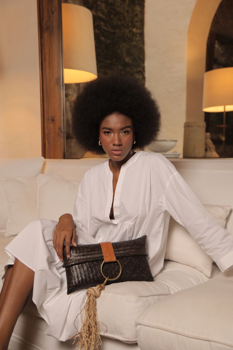 Modelo luciendo sobre Claudia Akel