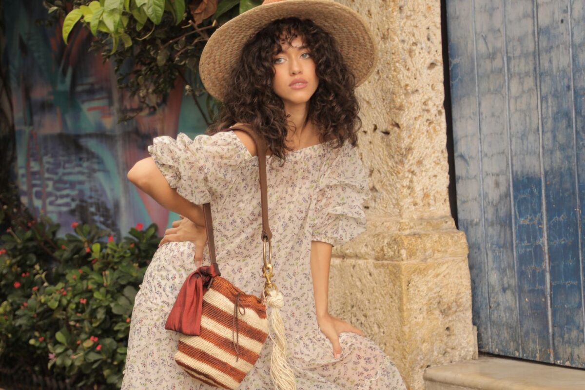 Modelo posando con una Mochila Yukpa tejida a mano de Claudia Akel