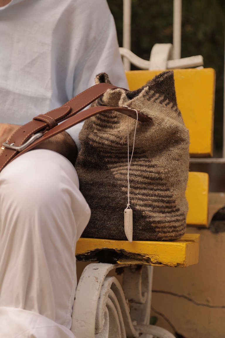 Mochila artesanal hecha a mano de color marrón